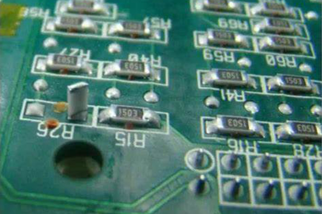 PCB焊接中的立碑問(wèn)題：成因分析與工藝優(yōu)化